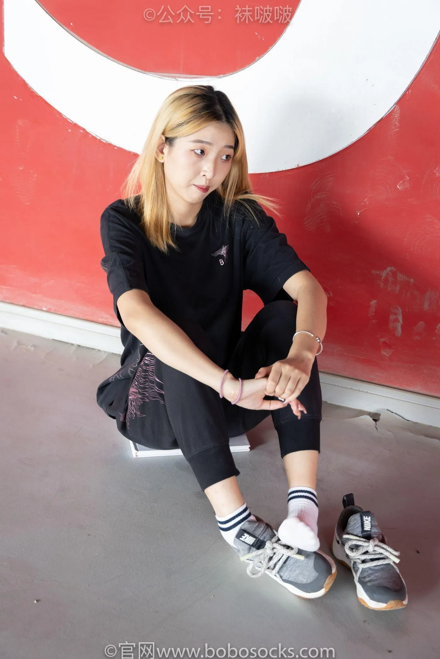 [BoBoSocks袜啵啵]NO.018 木木-运动鞋、白棉袜、裸足 [136P]插图4